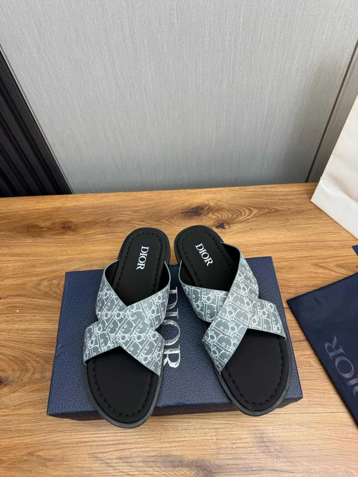 Men's shoes 💰300💰 Dior. Popular slippers hot sale 🔥 Available all year round ✅ Original original material 🩴 SIZE: 38-46 (45.46 non-refundable)